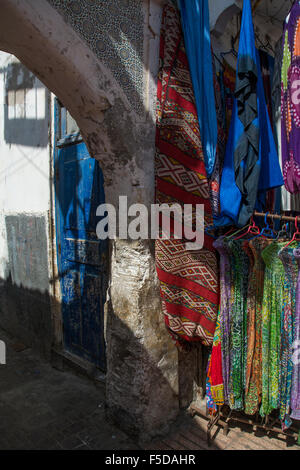 Le opinioni, bancarelle e tante curiosità in vendita lungo il dedalo di sentieri di Souk Essaouira, Marocco. Foto Stock