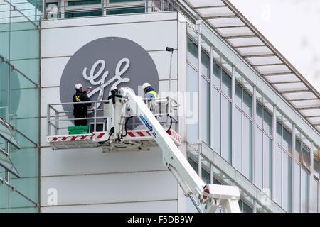 Baden, Svizzera. Il 2 novembre 2015. Installazione della nuova General Electric logo presso la ex edificio di Alstom Foto Stock