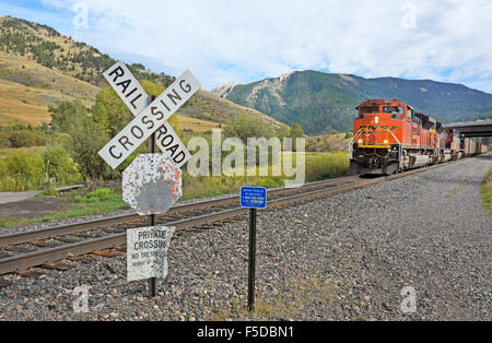 Un BNSF, Burlington Northern, Santa Fe del carbone treno traina un miglio lunga stringa di vetture riempito di carbone proveniente da una vicina miniera in Bozem Foto Stock