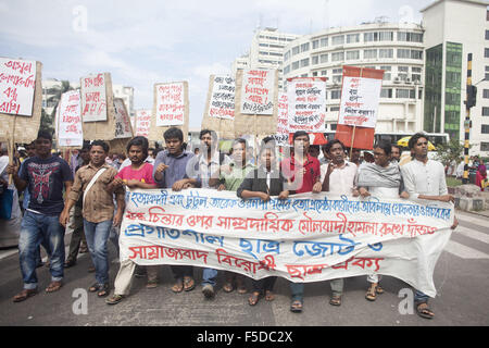 Nov. 1, 2015 - Dhaka, Bangladesh - attivisti del Bangladesh prendere parte a una manifestazione di protesta a Dhaka il 1 novembre 2015 contro gli attacchi delle secolari scrittori ed editori. I dimostranti si sono stretti in Bangladesh nel novembre 1 sopra i recenti attacchi contro la laicità scrittori ed editori, accusando il governo di non riuscire ad arrestare il crescente violenza mortale per colpa degli Islamisti inflessibile. (Credito Immagine: © Suvra Kanti Das via ZUMA filo) Foto Stock