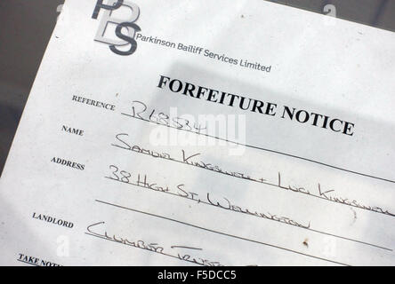 L' INCAMERAMENTO avviso inviato da ufficiali giudiziari in vetrina nel Somerset, Inghilterra Foto Stock