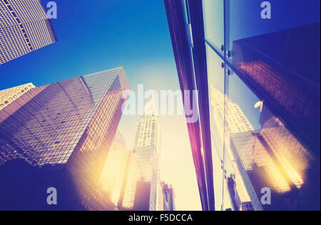 In stile vintage grattacieli di Manhattan al tramonto riflesso in windows, NYC, Stati Uniti d'America. Foto Stock