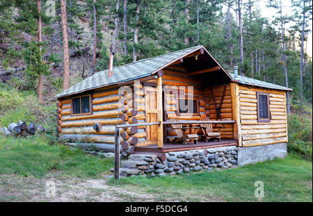 Un piccolo log cabin in una parte remota del Absaroka Mountains in Wyoming ad est del parco nazionale di Yellowstone. Foto Stock