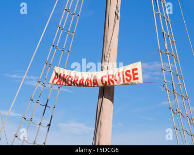 Chiusura del montante di sightseeing nave con banner pubblicitari panorama crociera sulla costa dalmata in Dubrovnik Croazia Foto Stock