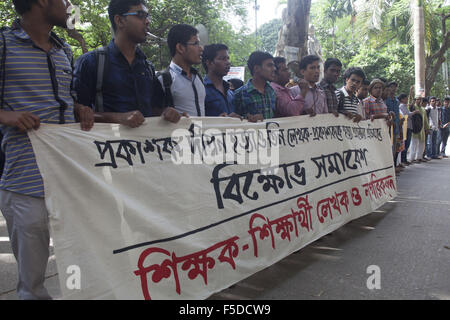 Dacca in Bangladesh. 2° Nov, 2015. Gli attivisti del Bangladesh prendere parte a una manifestazione di protesta a Dhaka il 2 novembre 2015 contro gli attacchi delle secolari scrittori ed editori. I dimostranti si sono stretti in Bangladesh il 2 novembre per gli ultimi attacchi contro scrittori secolari ed editori, accusando il governo di non riuscire ad arrestare il crescente violenza mortale per colpa degli Islamisti hardliner. © Suvra Kanti Das/ZUMA filo/Alamy Live News Foto Stock