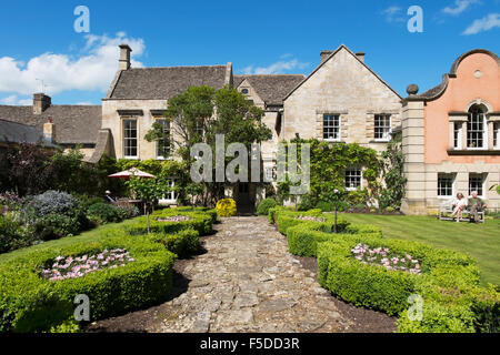 Un bellissimo giardino che partecipano al giardini aperti nel weekend il festival a Burford, oxfordshire, Regno Unito Foto Stock