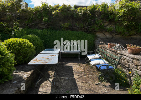 Area patio in un bellissimo giardino che partecipano al giardini aperti nel weekend il festival a Burford, oxfordshire, Regno Unito Foto Stock