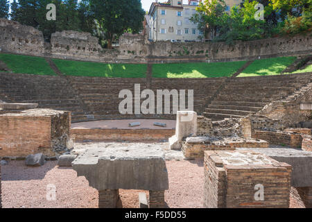 Trieste rovine romane, i resti di un antico teatro romano (Teatro Romano) nel centro di Trieste, Italia. Foto Stock