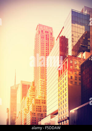 Vintage instagram filtrata foto di grattacieli di Manhattan al tramonto, New York City, Stati Uniti d'America. Foto Stock