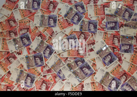 Pila di € 20 e € 50 note. Foto Stock