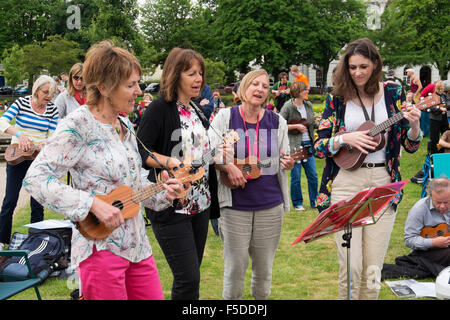 Un gruppo di donne ukuleles giocando al grande busk, parte dell'ukulele festival della Gran Bretagna a Cheltenham Regno Unito Foto Stock