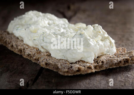 Fette biscottate con crema al formaggio fatto con cipolla e aneto Foto Stock