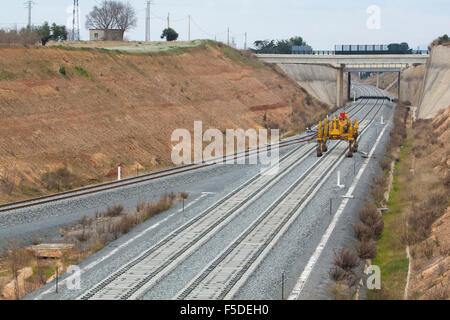 Stazione ferroviaria sulla costruzione, ghiaia e traversine ferroviarie Foto Stock