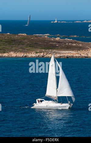 Costa Smeralda,Sardegna,l'Italia,5/2015. Barca vela lungo la costa vicino a Porto Cervo Arzachena, Gallura,su un caldo e ventoso giorno. Foto Stock