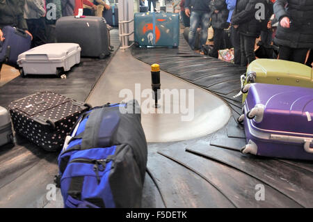 Il reclamo bagagli. Airport Baggage cinghia con movimentazione bagagli in colori nitidi Foto Stock