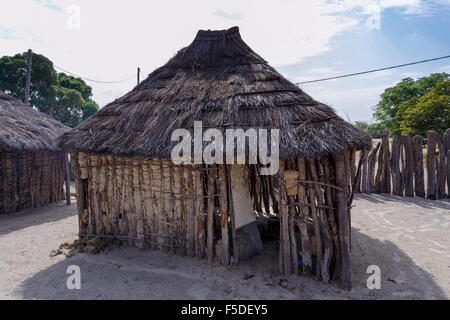 Tradizionale villaggio africano con alloggiati e recinzione in legno in Namibia, vicino al paese, Kavango nella regione con il più alto livello di povertà Foto Stock