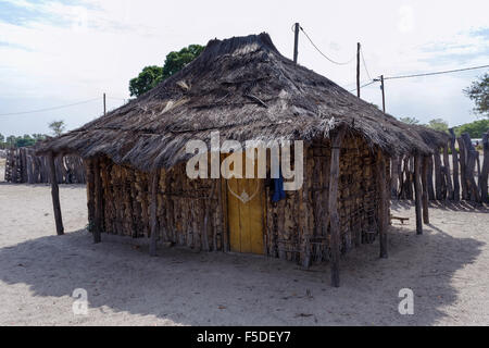 Tradizionale villaggio africano con alloggiati e recinzione in legno in Namibia, vicino al paese, Kavango nella regione con il più alto livello di povertà Foto Stock