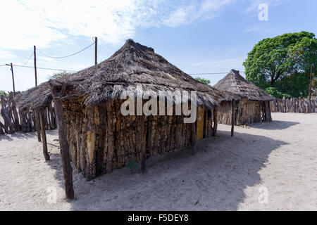 Tradizionale villaggio africano con alloggiati e recinzione in legno in Namibia, vicino al paese, Kavango nella regione con il più alto livello di povertà Foto Stock