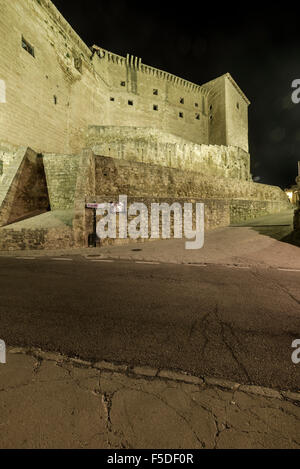 Juan Fernandez de Heredia palazzo fortificato di notte. Mora de Rubielos, Comarca di Gudar-Javalambre, Teruel Aragona, Spagna Foto Stock