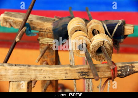 Vecchio legno handloom pronto per la tessitura nel cortile di una fattoria in una frazione di periferia della città di Shigatse-Tibet. Foto Stock