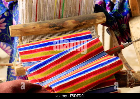 Tradizionale in legno vecchio handloom pronto per la tessitura nel cortile di una fattoria in una frazione della zona della città di Shigatse-Tibet Foto Stock