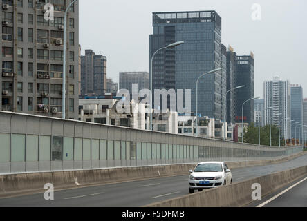 Hefei, Cina. 30 ott 2015. Vista della zona residenziale e edifici per uffici a Hefei, Cina, 30 ottobre 2015. Foto: Soeren Stache/dpa/Alamy Live News Foto Stock