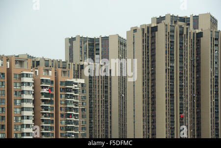 Hefei, Cina. 30 ott 2015. Vista della zona residenziale e edifici per uffici a Hefei, Cina, 30 ottobre 2015. Foto: Soeren Stache/dpa/Alamy Live News Foto Stock