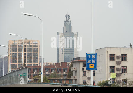 Hefei, Cina. 30 ott 2015. Vista della zona residenziale e edifici per uffici a Hefei, Cina, 30 ottobre 2015. Foto: Soeren Stache/dpa/Alamy Live News Foto Stock