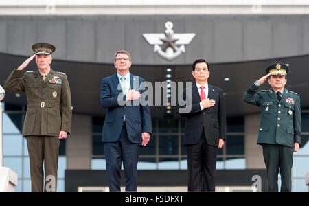 Il Segretario alla difesa degli Stati Uniti Ashton Carter sta con il sud coreano il Ministro della difesa Han Minkoo, U.S. Comune di Presidente Direttore Generale Joseph Dunford e il suo sud controparte coreana Generale Lee Soon-Jin Comune di capi di Stato Maggiore dell Esercito gen. Lee Soon-Jin durante una guardia d'onore cerimonia presso il Comune di capi del Personale sede il 2 novembre 2015 a Daejeon, Repubblica di Corea. Foto Stock