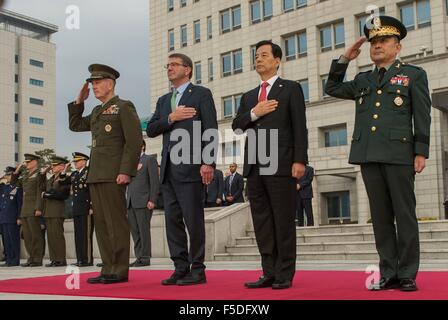 Il Segretario alla difesa degli Stati Uniti Ashton Carter sta con il sud coreano il Ministro della difesa Minkoo, U.S. Comune di Presidente Direttore Generale Joseph Dunford e il suo sud controparte coreana Generale Lee Soon-Jin Comune di capi di Stato Maggiore dell Esercito gen. Lee Soon-Jin durante una guardia d'onore cerimonia presso il Comune di capi del Personale sede il 2 novembre 2015 a Daejeon, Repubblica di Corea. Foto Stock