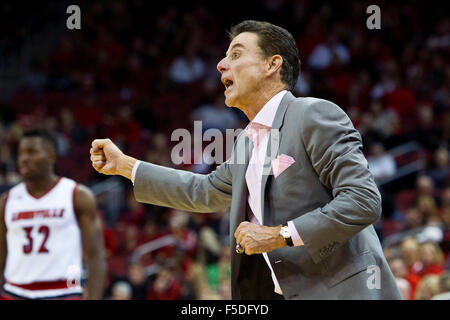 Louisville, KY, Stati Uniti d'America. 1 Nov, 2015. Louisville head coach Rick Pitino durante uno degli uomini del NCAA college basketball gioco contro Bellarmino Domenica, nov. 1, 2015, a Louisville, KY. Credito: csm/Alamy Live News Foto Stock