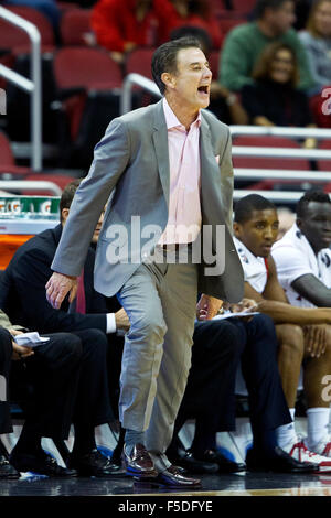 Louisville, KY, Stati Uniti d'America. 1 Nov, 2015. Louisville head coach Rick Pitino durante uno degli uomini del NCAA college basketball gioco contro Bellarmino Domenica, nov. 1, 2015, a Louisville, KY. Credito: csm/Alamy Live News Foto Stock