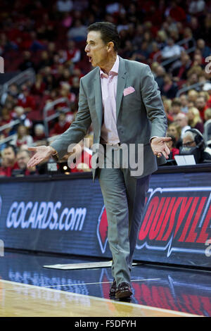 Louisville, KY, Stati Uniti d'America. 1 Nov, 2015. Louisville head coach Rick Pitino durante uno degli uomini del NCAA college basketball gioco contro Bellarmino Domenica, nov. 1, 2015, a Louisville, KY. Credito: csm/Alamy Live News Foto Stock