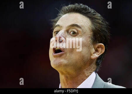 Louisville, KY, Stati Uniti d'America. 1 Nov, 2015. Louisville head coach Rick Pitino durante uno degli uomini del NCAA college basketball gioco contro Bellarmino Domenica, nov. 1, 2015, a Louisville, KY. Credito: csm/Alamy Live News Foto Stock