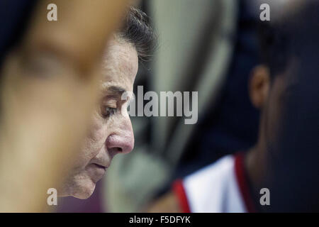 Louisville, KY, Stati Uniti d'America. 1 Nov, 2015. Louisville head coach Rick Pitino durante uno degli uomini del NCAA college basketball gioco contro Bellarmino Domenica, nov. 1, 2015, a Louisville, KY. Credito: csm/Alamy Live News Foto Stock