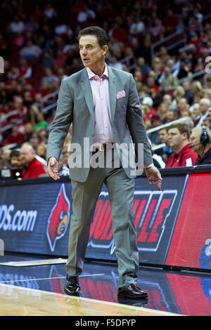 Louisville, KY, Stati Uniti d'America. 1 Nov, 2015. Louisville head coach Rick Pitino durante uno degli uomini del NCAA college basketball gioco contro Bellarmino Domenica, nov. 1, 2015, a Louisville, KY. Credito: csm/Alamy Live News Foto Stock