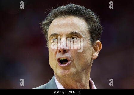 Louisville, KY, Stati Uniti d'America. 1 Nov, 2015. Louisville head coach Rick Pitino durante uno degli uomini del NCAA college basketball gioco contro Bellarmino Domenica, nov. 1, 2015, a Louisville, KY. Credito: csm/Alamy Live News Foto Stock