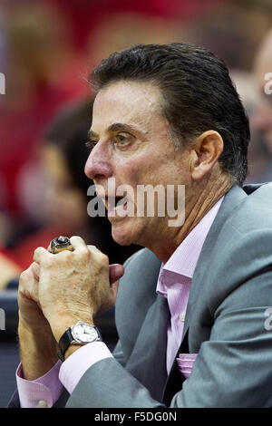 Louisville, KY, Stati Uniti d'America. 1 Nov, 2015. Louisville head coach Rick Pitino durante uno degli uomini del NCAA college basketball gioco contro Bellarmino Domenica, nov. 1, 2015, a Louisville, KY. Credito: csm/Alamy Live News Foto Stock