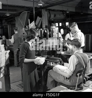 Anni Cinquanta storiche, i giovani lavoratori in sala stampa. Foto Stock