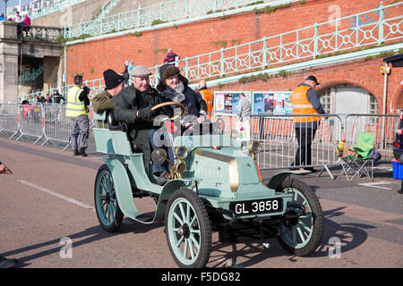 Blue darracq al traguardo dopo aver completato la Londra a Brighton Veteran Car run 2015 Foto Stock