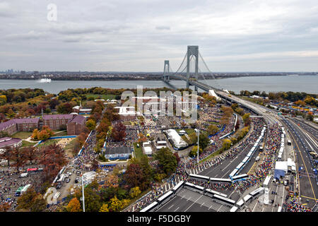 Vista aerea di corridori preparando per iniziare la maratona di New York al ponte VerrazanoÐNarrows Novembre 1, 2015 a Staten Island, New York. Foto Stock