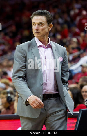 Louisville, KY, Stati Uniti d'America. 1 Nov, 2015. Louisville head coach Rick Pitino durante uno degli uomini del NCAA college basketball gioco contro Bellarmino Domenica, nov. 1, 2015, a Louisville, KY. Credito: csm/Alamy Live News Foto Stock