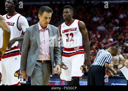 Louisville, KY, Stati Uniti d'America. 1 Nov, 2015. Louisville head coach Rick Pitino durante uno degli uomini del NCAA college basketball gioco contro Bellarmino Domenica, nov. 1, 2015, a Louisville, KY. Credito: csm/Alamy Live News Foto Stock