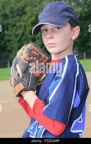 Bambino pitchen baseball sul campo Foto Stock