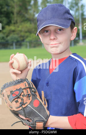 Bambino pitchen baseball sul campo Foto Stock