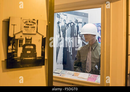 Los Alamos, New Mexico - un display a Los Alamos Museo Storico mostra un ingresso di sicurezza a Los Alamos. Foto Stock