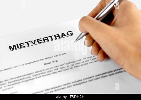 Il contratto di noleggio forma con la firma a mano - parola tedesca "ietvertrag' Foto Stock