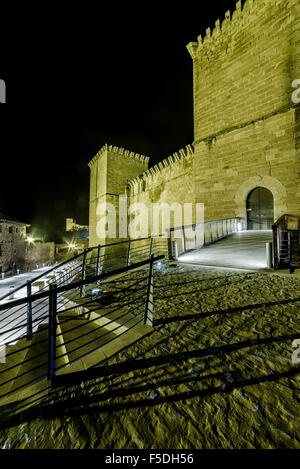 Juan Fernandez de Heredia palazzo fortificato di notte. Mora de Rubielos, Comarca di Gudar-Javalambre, Teruel Aragona, Spagna Foto Stock