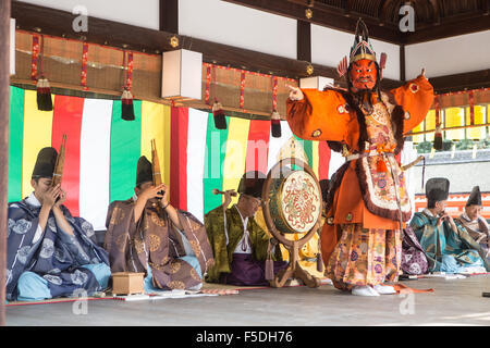 Maschio di musicisti che suonano strumenti tradizionali presso il santuario shimogamo performance per il festival di autunno Foto Stock