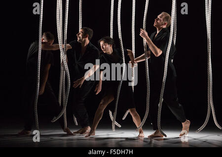 27/10/2015. Londra, Regno Unito. Prova generale del mondo premiere di gravità fatica creato dal designer ed artista Hussein Chalayan per: Sadler's Wells Theatre. In esecuzione dal 28 al 31 ottobre 2015 con 13 ballerini (Aimilios Arapoglou, Amy Bell, Niku Navala Chaudhari, Aliashka Hilsum, Edouard Hue, Lisa Kasman, Stephanie McMann, Erik Nevin, Inpang Ooi, Mickael Marso Riviere, Louise Tanoto, Majon van der Schot e Jack Webb). Foto Stock